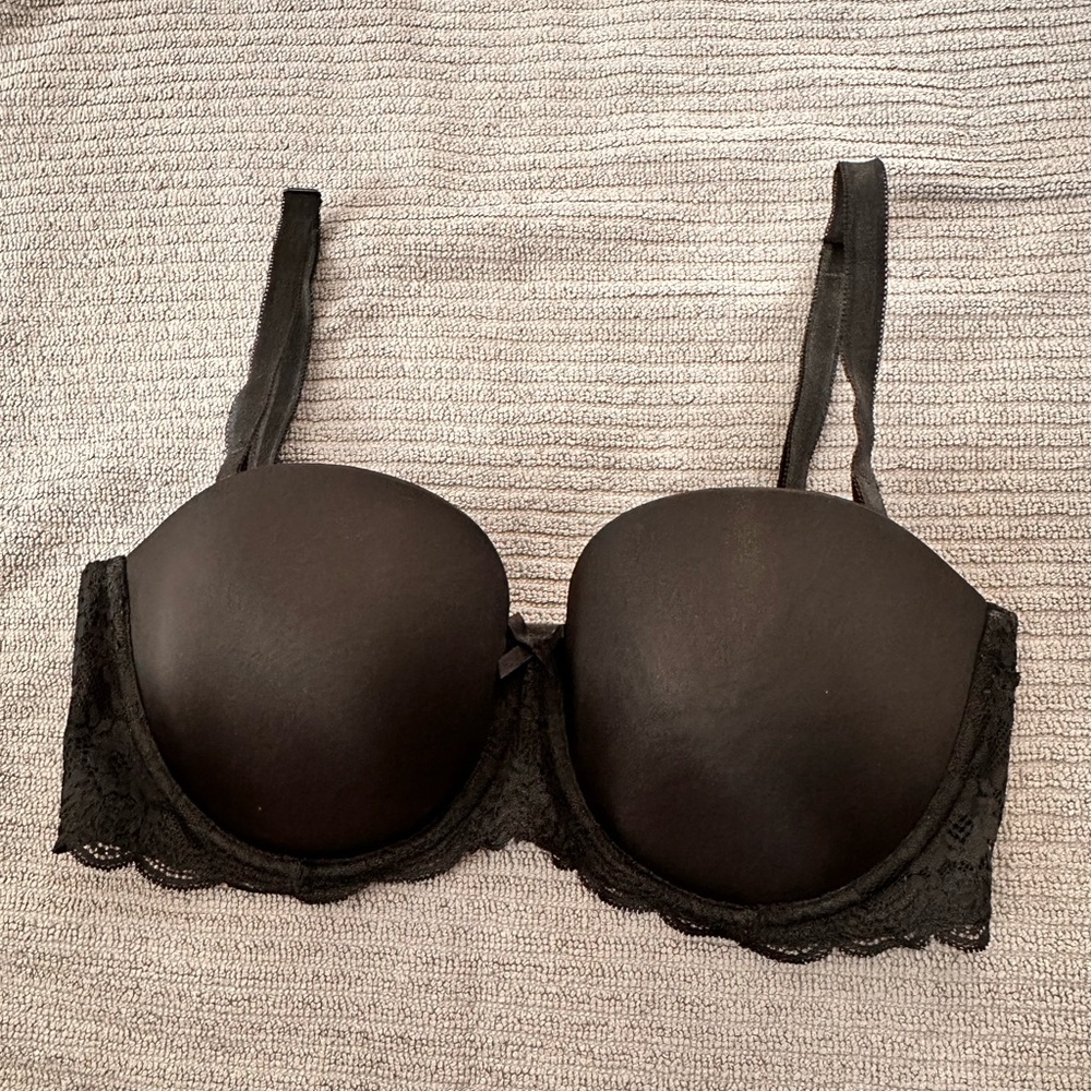 #509 Women’s Victoria’s Secret Black Lace Strapless Bra in Size 34DD.